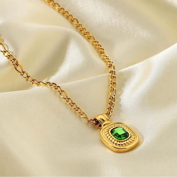 Elegant Gold Necklace with Green Pendant - Picture 2 of 6